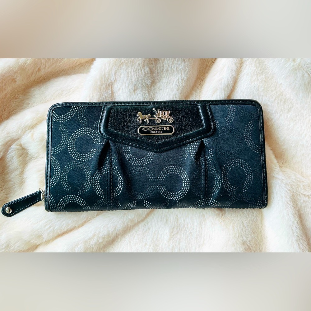 AUTHENTIC COACH zip around wallet 🖤🖤🖤
